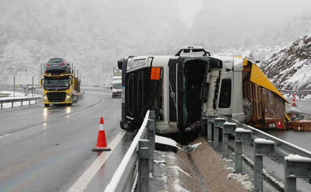 Muere un camionero burgalés al volcar con su vehículo en Asturias
