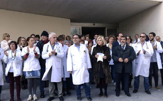 Concentración en el Centro de Salud de Parquesol de Valladolid en repulsa por la agresión a una doctora