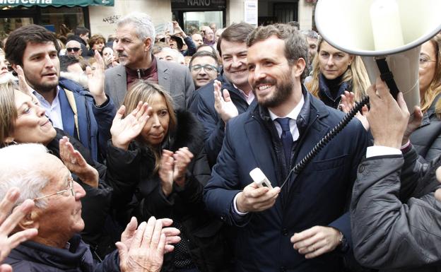 Una desbordada Calle Mayor obliga a Casado a improvisar un mitin con un mégafono desde una ventana