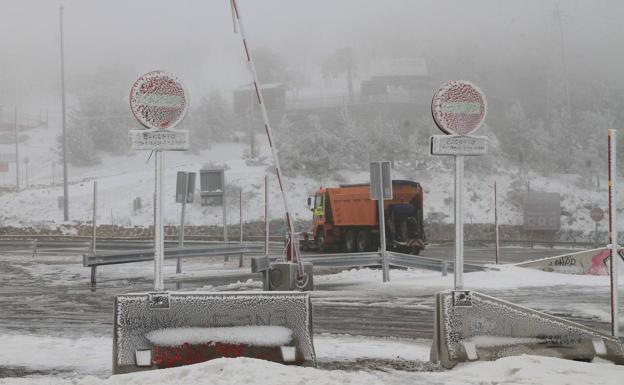 Estas son las imágenes que la primera nevada del otoño ha dejado en Navacerrada