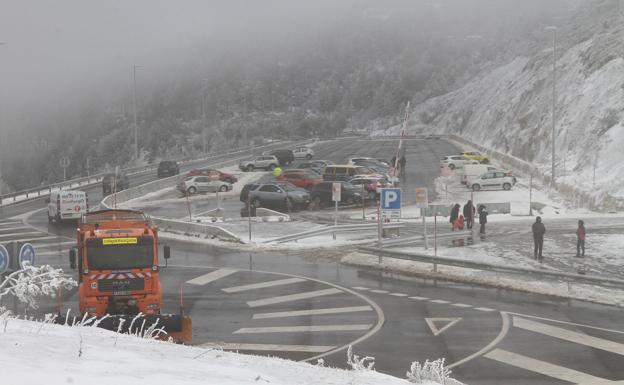 El dispositivo de 18 quitanieves de la Junta recibe las primeras nieves