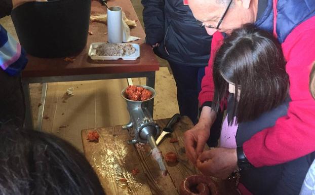 Urueña muestra a los niños el arte de una matanza tradicional