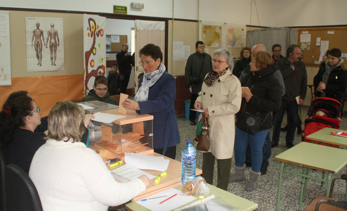 Nava de la Asunción, rara avis de la jornada electoral: la participación sube cinco puntos