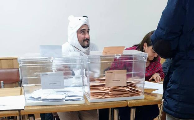 Un oso se cuela en los colegios electorales de Soria