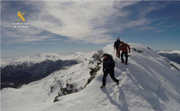 Rescatan a una pareja de mediana edad perdida entre la niebla en la cuerda de Peñalara y Dos Hermanas