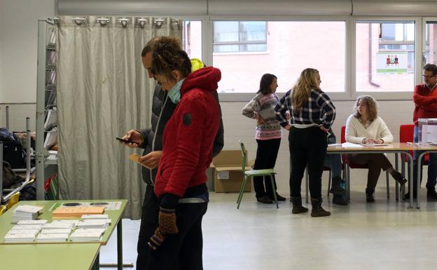 Así ha empezado el 10-N en Segovia: Samboal sin móviles, mantas contra el frío y escasez de papeletas en tres colegios