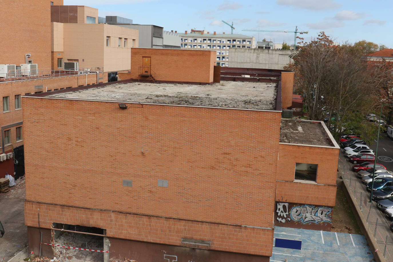 Derribo del edificio Bañuelos, junto al hospital Clínico de Valladolid