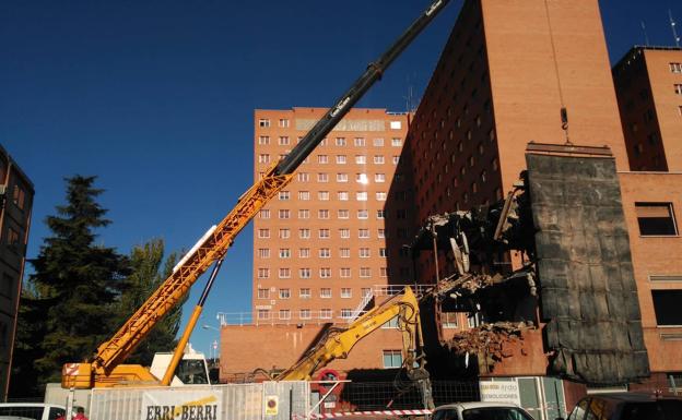 El Clínico derriba a 'mordiscos' el edificio Bañuelos para levantar las nuevas consultas