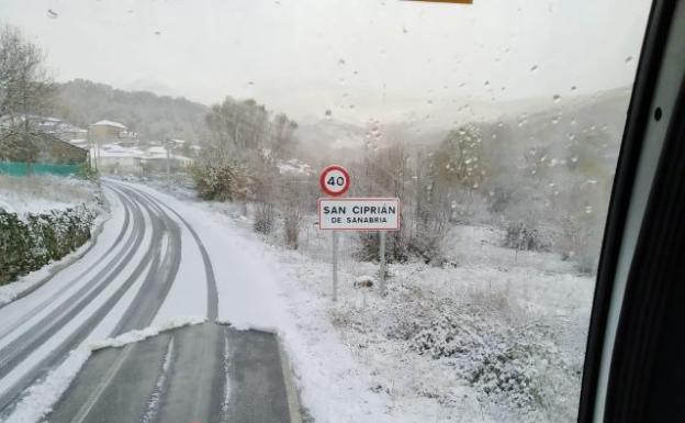 La nieve provoca restricciones de circulación para vehículos pesados en la A-52