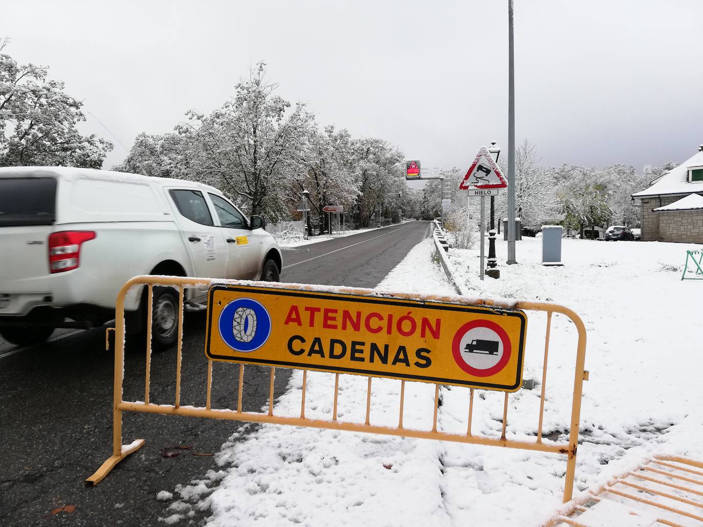 Tráfico embolsa camiones en cinco carreteras de Segovia y Ávila por la nieve