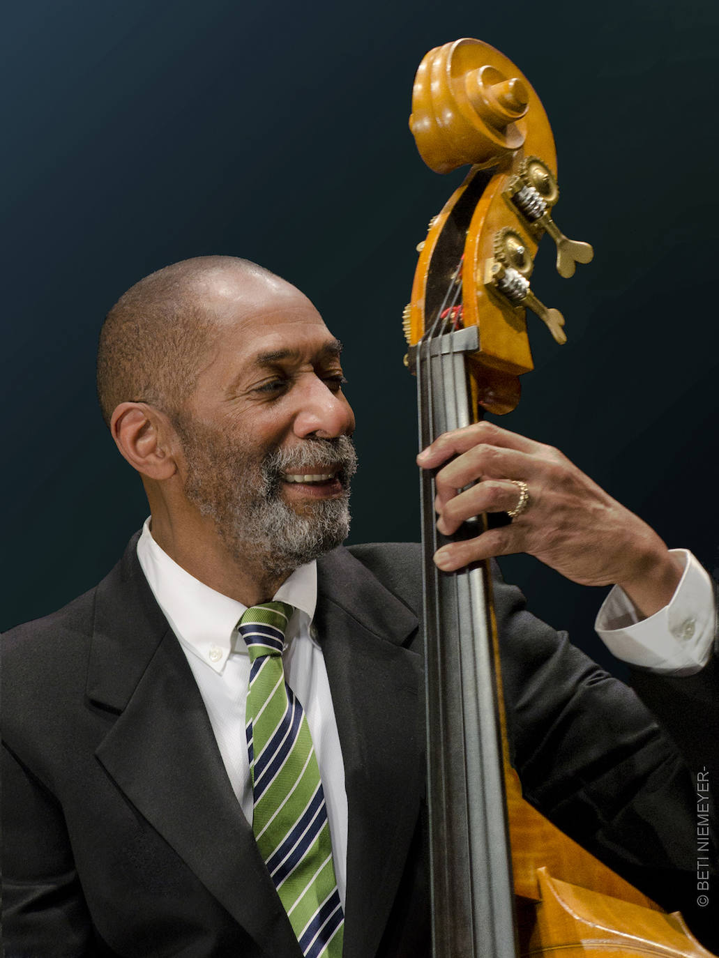 Ron Carter, músico: «Los historiadores contarán la historia, yo solo toco el bajo»