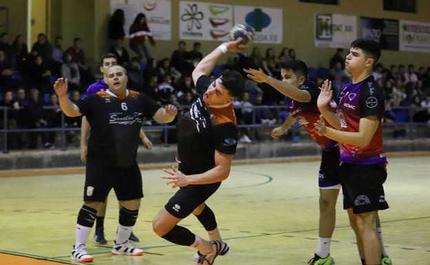 Ángel Lucía le da la victoria al BM Salamanca en la última acción ante el Balopal (26-25)