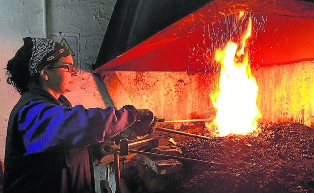 La última artesana de la forja palentina