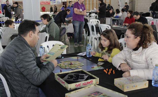 Cientos de personas prueban en Laguna juegos de mesa que aún no han salido al mercado