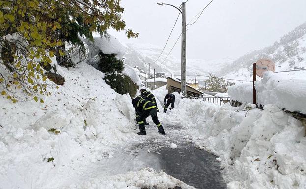 Más de un centenar de militares de la UME auxilian a las poblaciones afectadas por la nieve en León
