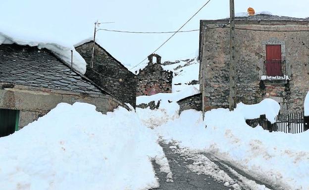 La UME restablece la normalidad en la provincia de León tras el temporal de nieve