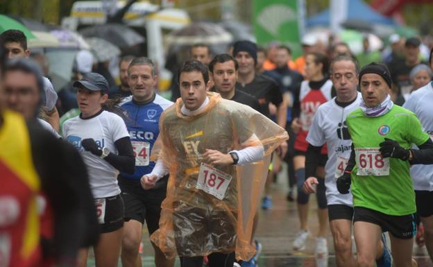 711 corredores desafían al mal tiempo y pasan una jornada agradable con compañeros de trabajo