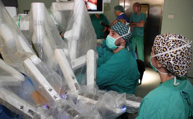 Castilla y León extenderá antes de final de año la cirugía robótica en operaciones de hígado y vesícula