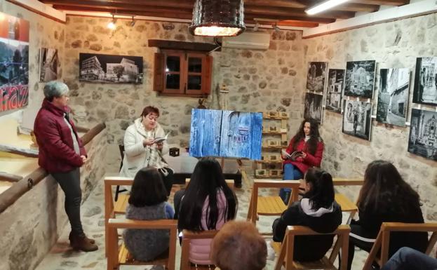 Poesía y fotografía se fusionan en la muestra 'La pátina del tiempo' de Mogarraz
