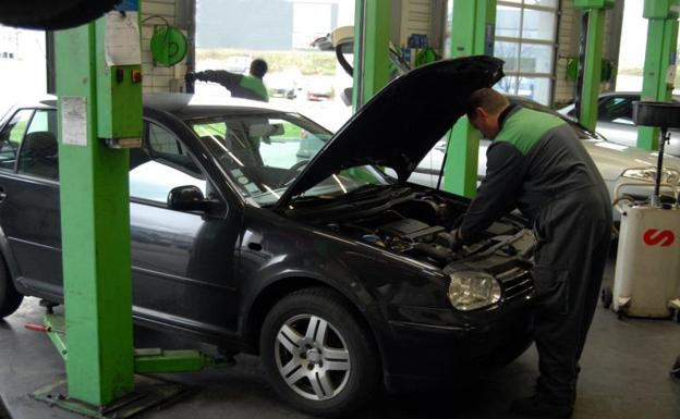 Condenan a un taller mecánico de Valladolid a pagar 4.800 euros por una mala reparación de un coche