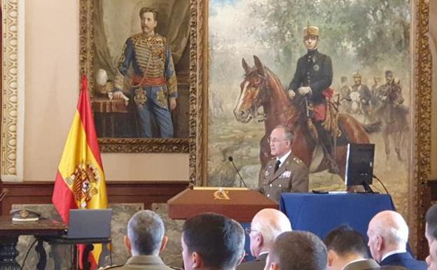 La Academia de Caballería celebra la apertura del curso distinguiendo a los número uno de su promoción