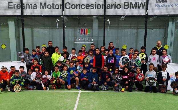 Cerca de un centenar de jóvenes participan en la primera jornada de pádel escolar