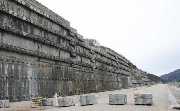 La ladera de Campomanes logrará en verano de 2020 la estabilidad que permita el paso de los trenes