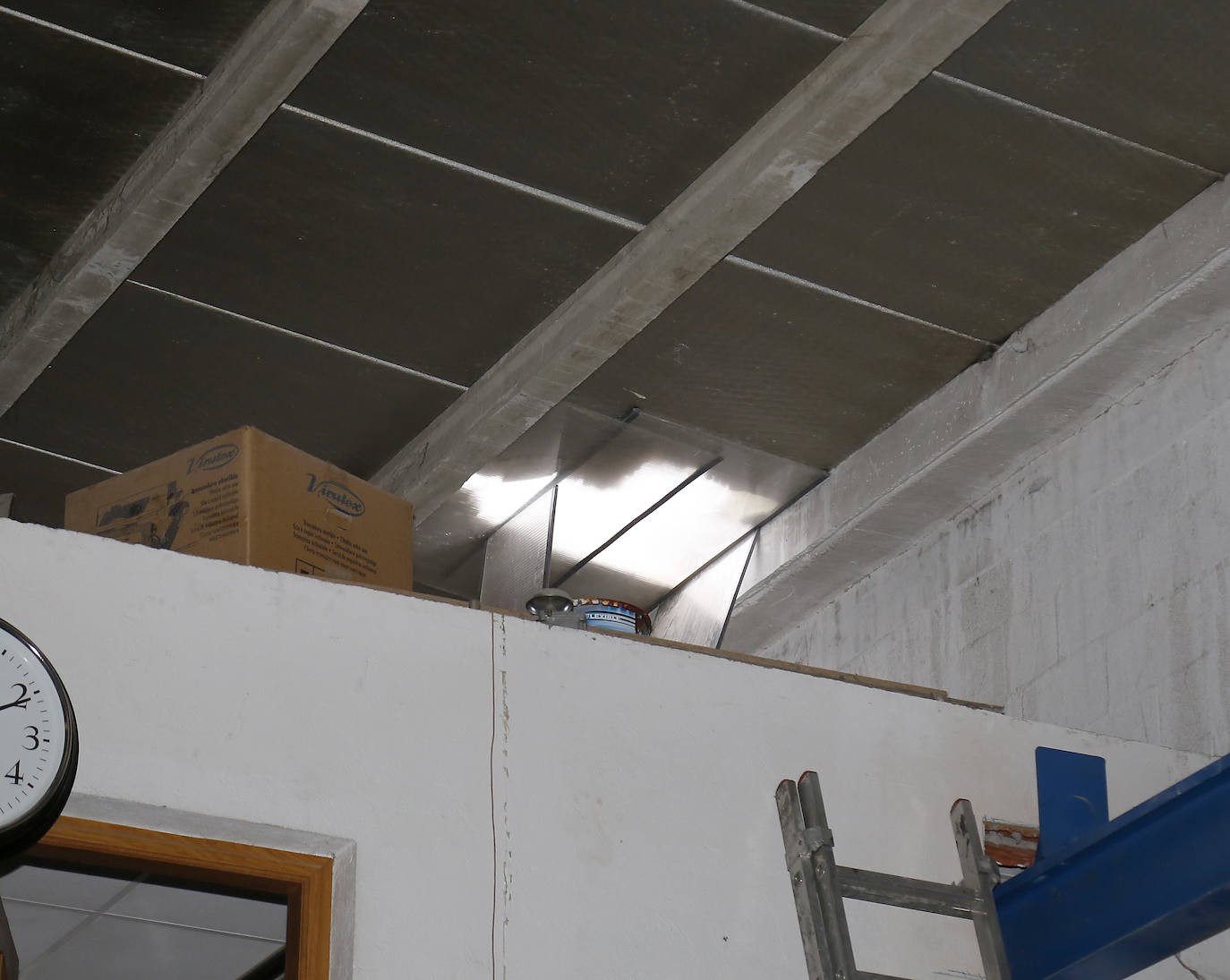 Revientan la caja fuerte de una nave y roban un coche y jamones en otra empresa en Palencia