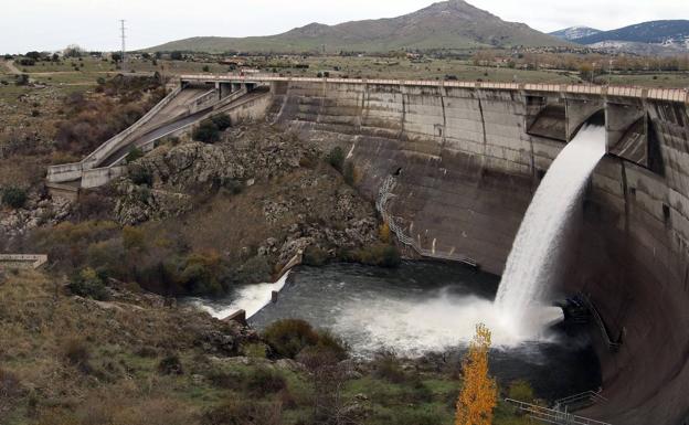 El Pontón Alto de Segovia desagua más de 7.000 litros por segundo