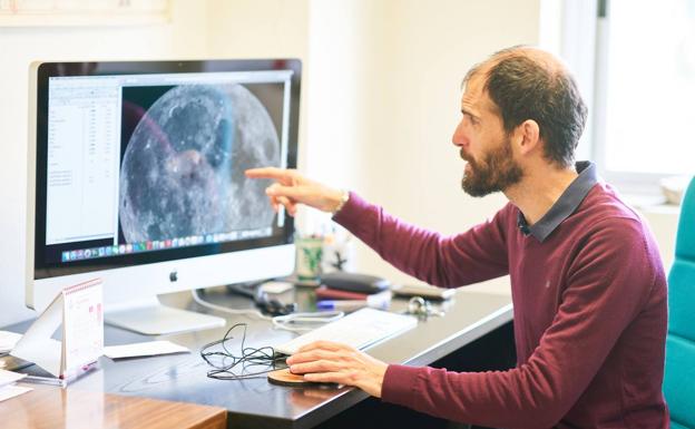 Un profesor de la USAL investiga el agua en la Luna con muestras de la NASA