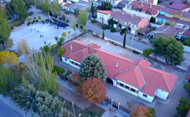 El municipio vallisoletano de Valoria la Buena costea el material escolar para fijar población