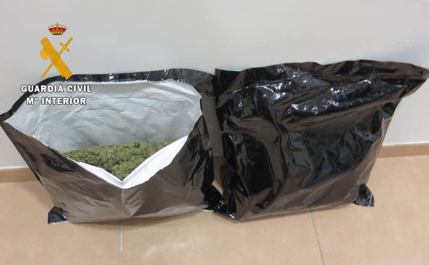 La Guardia Civil detiene a tres varones en posesión de dos kilos de marihuana