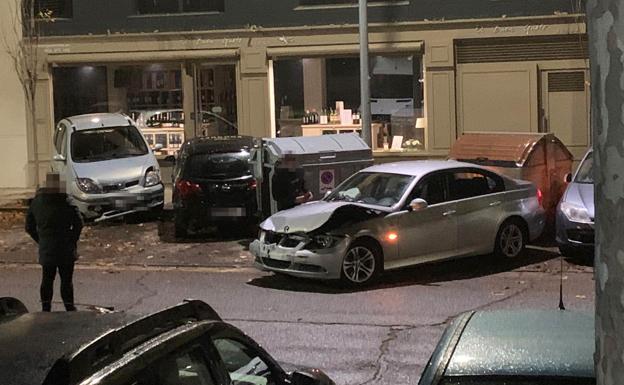 Un conductor drogado embiste tres coches y dos contenedores en Valladolid