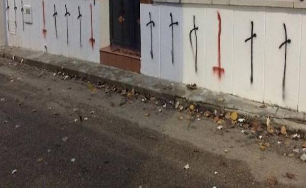 Investigan a un vecino de Castrejón de Trabancos por las pintadas de cruces y horcas en zonas públicas y viviendas