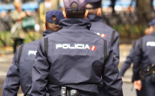 Muere tras un tiroteo junto a una comisaría de Policía de Sevilla