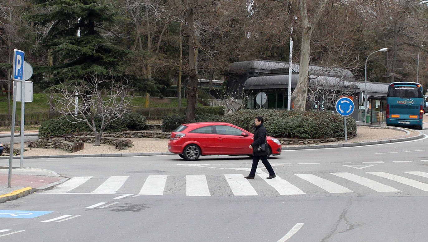 Aparatoso choque entre un autobús urbano y un turismo en la complicada glorieta de Dionisio Duque