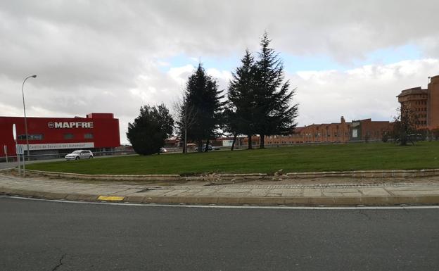 Detenido tras 'comerse' la rotonda de la Choricera un joven que conducía borracho un coche con otros cuatro ocupantes