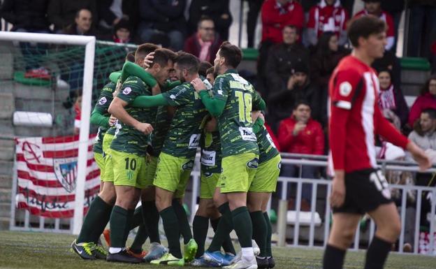 Tres puntos vitales en el CD Guijuelo para respirar una semana más tras ganar al líder (2-0)