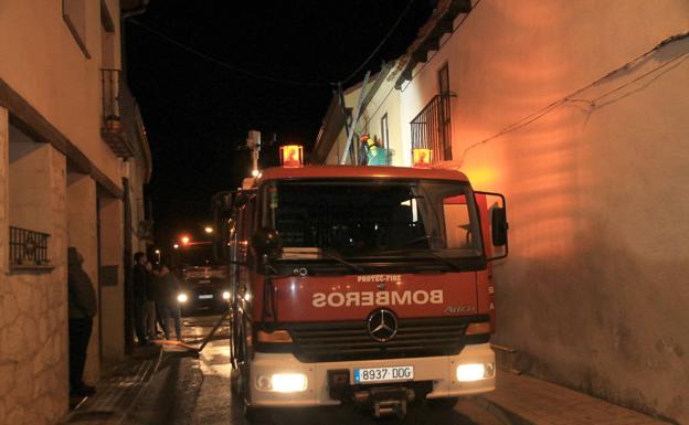 El incendio en una caldera de un chalé en Mozoncillo causa una intensa humareda y arrasa el salón