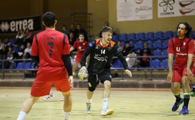 El BM Salamanca se acerca a la zona alta tras sumar su segundo triunfo a domicilio (30-32)