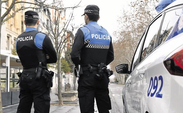 Intenta agredir a los agentes en Valladolid tras golpear un vehículo y conducir en sentido contrario