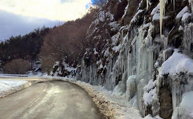 La nieve aconseja precaución en las carreteras del entorno de Cerezo de Arriba y La Pinilla