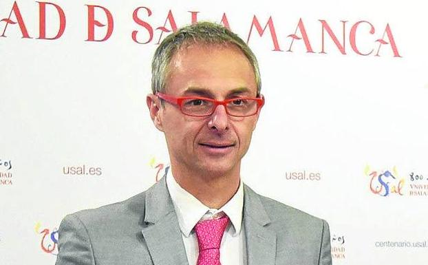 El rector de Salamanca, en el Foro Económico de El Norte: «Tenemos en marcha 4.300 convenios de formación en empresas»