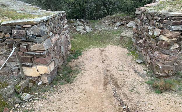 La Guardia Civil investiga huellas de derrape de motos de trial en el yacimiento del Cerro del Castillo en Bernardos