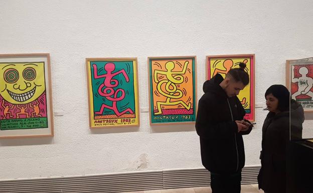 Una exposición muestra la cartelería rebelde de Keith Haring en la sala de La Pasión