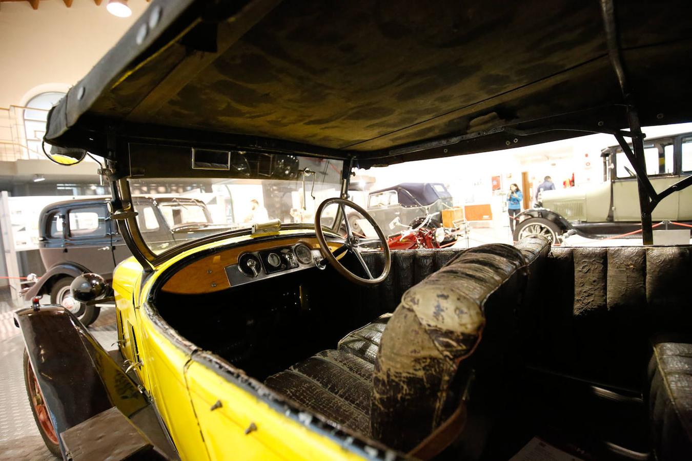 Exposición de coches de la Guerra Civil en el Museo de Automoción de Salamanca