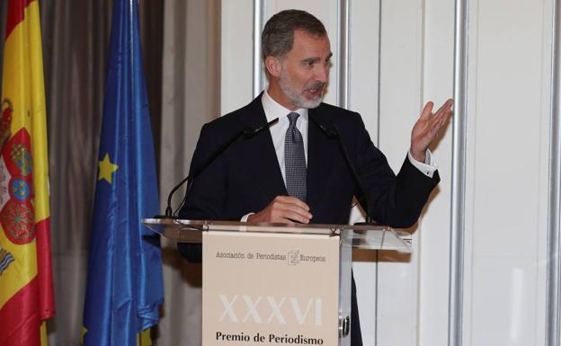 El Rey elogia a los defensores de la Constitución en los momentos difíciles