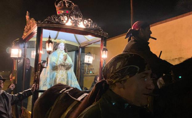 Nava del Rey celebra una multitudinaria bajada de la Virgen de los Pegotes