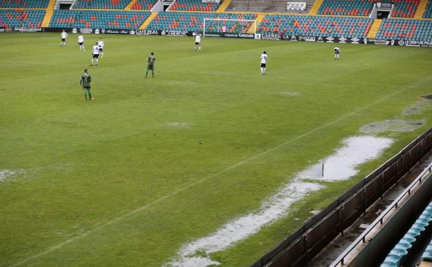 Estreno de Larrazábal con el Salamanca CF UDS ante el Calahorra en una 'piscina-barrizal'