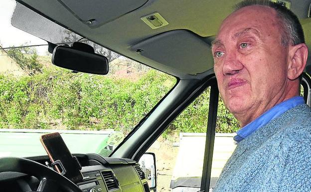 Jesús Heredero, conductor de autocar: «Tienes que aguantar a cincuenta personas, que cada vez son peores»